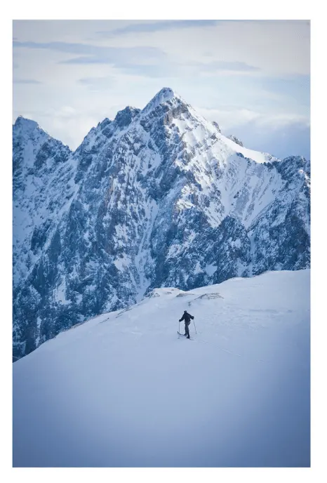 Eine Weihnachtskarte mit einem Schneemotiv auf dem der Skifahrer Wasmeier zu sehen ist