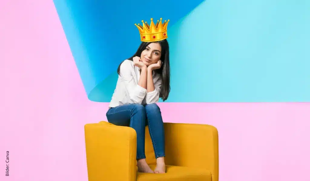 Kundenorientierung: Eine junge Frau mit einer Krone auf dem Kopf sitzt auf einem gelben Sessel