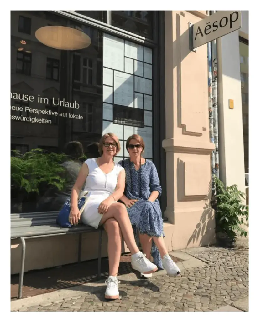 Katrin und Kerstin sitzen vor dem Aesop-Laden in Berlin-Mitte