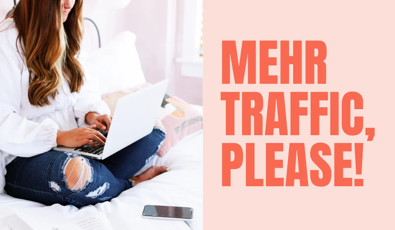 Website Traffic – Frau sitzt mit einem Laptop auf einem Bett